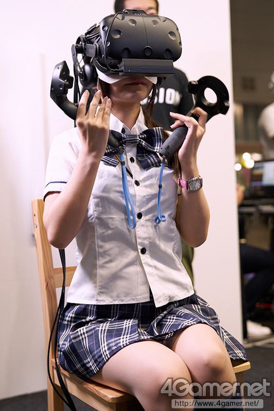 高中妹玩VR！裙擺搖搖美到併軌，一拿下頭盔…慘不忍睹（圖／翻攝自gyrrt）