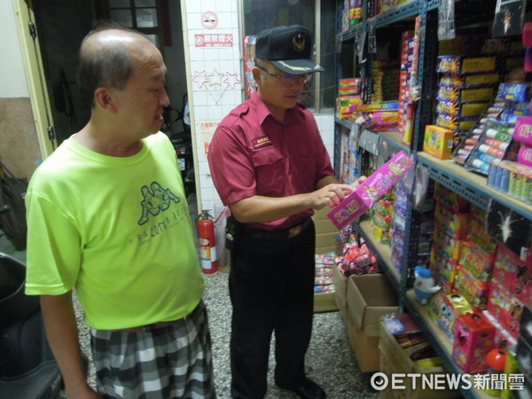 ▲中秋節將屆，台南市消防局派員加強爆竹煙火使用安全宣導。（圖／消防局提供）