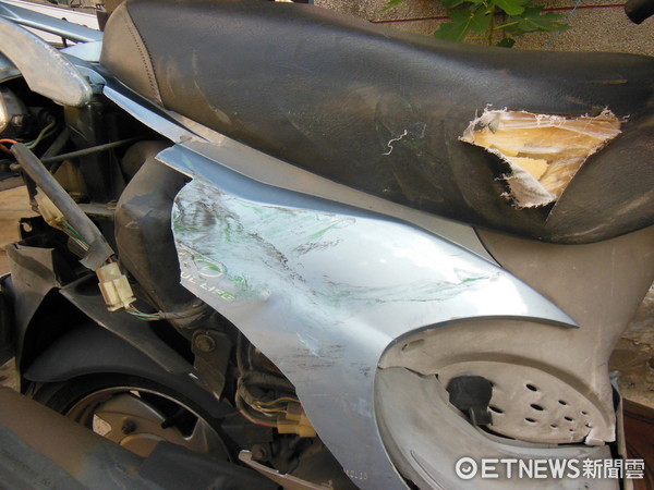 ▲女子騎車遭路邊小黃司機開車門擊落，又撞到對向直行的郵務車，送醫不治。（圖／記者林煒傑翻攝）