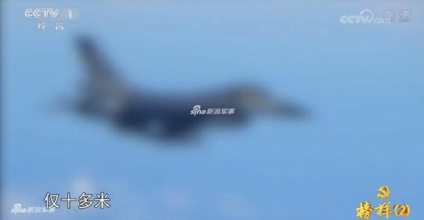 《央視》曝光2015年轟-6K飛越巴士海峽時，疑遭我軍F-16戰機攔截，雙方軍機當時最近僅距離10多公尺。（圖／翻攝自新浪軍事）