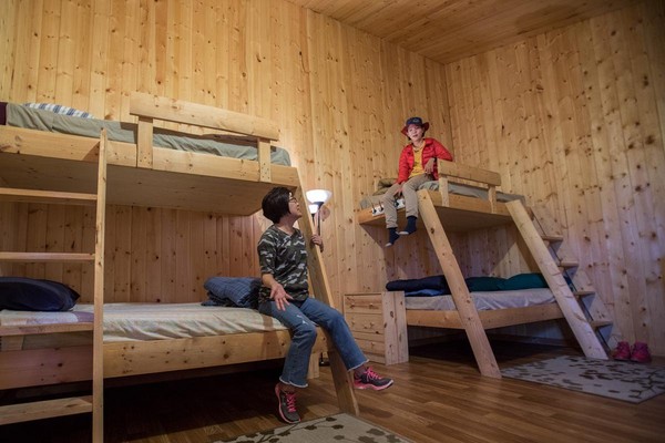 全新打造的小木屋，每間最多可睡6人，而且房間內就有衛浴設備。