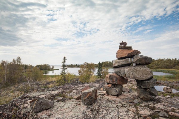 在加拿大隨處可見的石頭人「Inukshuk」，手比較長的那一邊指的是方向。