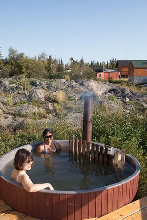 夏秋時造訪，還可以泡在柴火燒熱的澡盆裡，悠悠享受自然風光。
