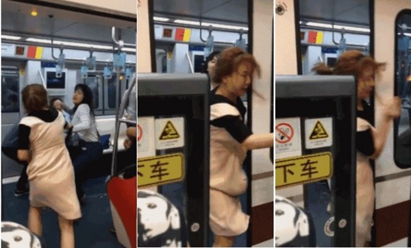 「上車撞了一下」2女在地鐵瘋狂互巴　頭差點被門夾爆。（圖／翻攝自鳳凰網視頻）
