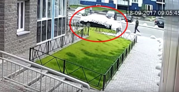 ▲▼ 俄羅斯男子的賓士車被貼滿衛生棉。（圖／翻攝自Youtube）