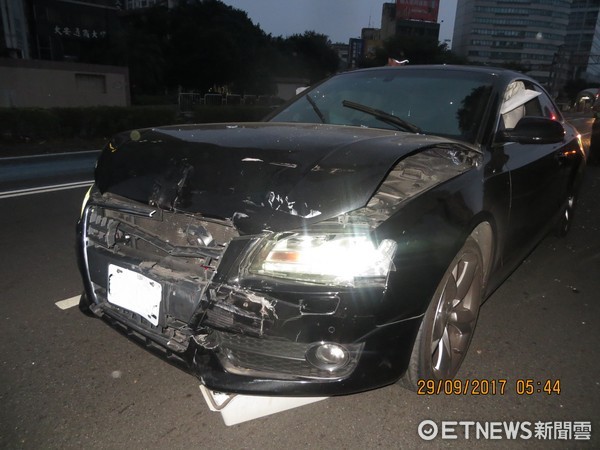 奧迪酒駕男撞貨車。（圖／記者莊雅婷翻攝）