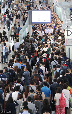 ▲韓國中秋連放十天史上最長，出境廳已經擠滿人潮。（圖／CFP）