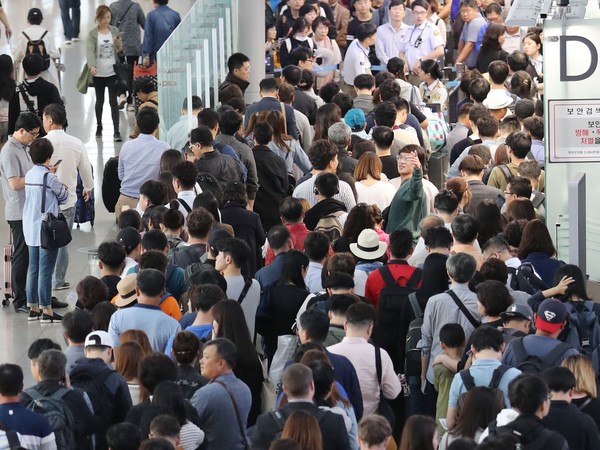 ▲韓國中秋連放十天史上最長，出境廳已經擠滿人潮。（圖／CFP）