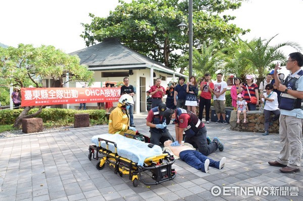 台東縣消防局辦理「到院前緊急醫療救護研討會」，在金樽遊憩區實地演練救護出勤狀況。（圖／台東縣政府提供）