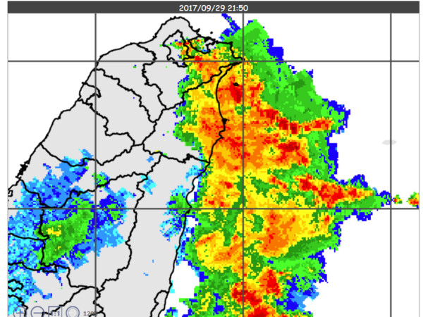 ▲▼豪雨雷襲2小時「宜蘭慘泡水」！百戶大停電、大學停課。（圖／翻攝宜蘭知識+、中央氣象局） 