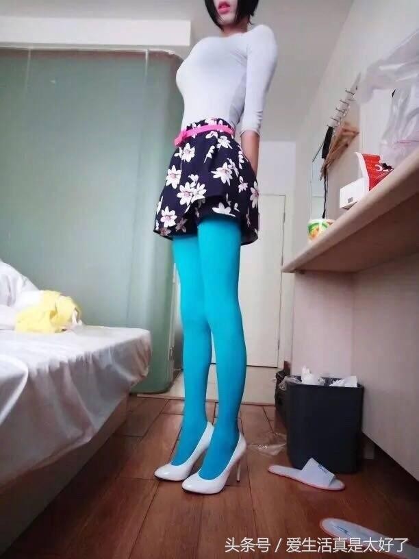 腿妹PO絲襪腿讚好穿，眼尖網友發現「妳剛穿著這件做？」（圖／翻攝自網路）