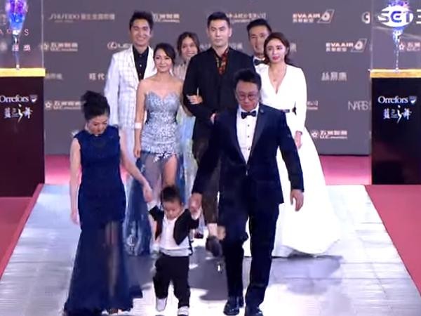 ▲第52屆電視金鐘獎星光大道游安順與老婆小孩。（圖／翻攝自YouTube）