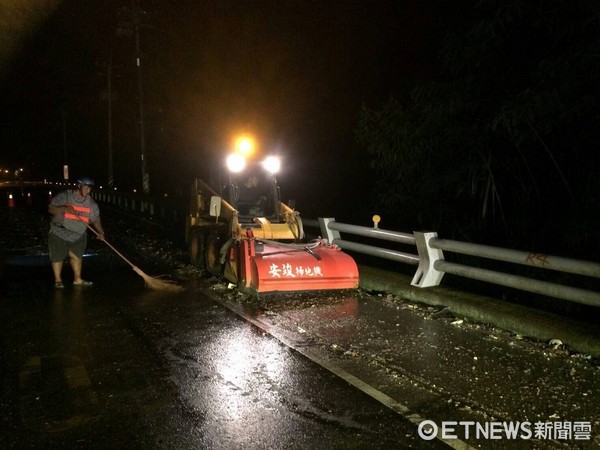 台東池上分駐所員警，見碎石散落約百米，且又尖銳，為維護交通安全，除以三角錐示警外，還立刻拿起掃把清掃。(圖／台東縣警察局提供)