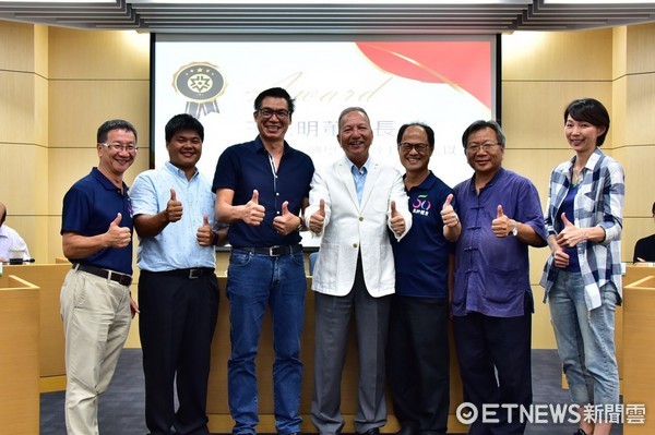 徠福實業王光明董事長，19年來長期捐贈國立台東大學獎助學金，獲頒教育部水晶獎座。（圖／台東大學提供）