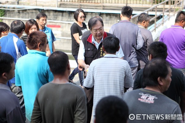 花蓮縣長傅崐萁贈送應景月餅給花蓮市清潔隊員，由花蓮縣環保局長饒忠代表贈送，感謝清潔隊員維護市容環境的辛勞。（圖／花蓮市公所提供）