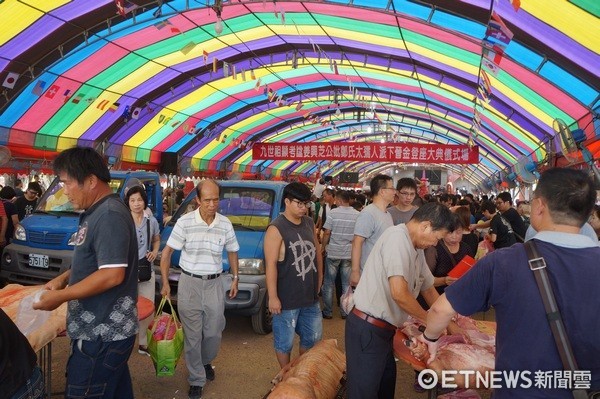 ▲300年來第一次！桃園市新屋區2000多位姜姓子孫秋節前，舉行「姜興芝公妣鄭氏太孺人派下」派下子孫共享福宴。（圖／姜岳峰提供）