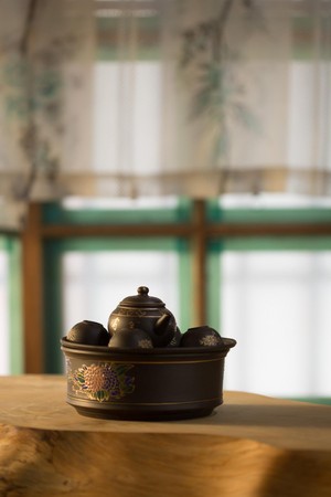 一壺茶、一張木桌，老屋茶席舒心愜意。