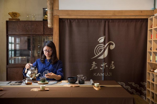 茶人執壺烹茶，限量預約，「這空間如果只是讓大家來吃吃喝喝，我們的心血就白費了。」薛俊朋說。