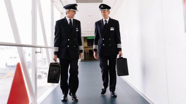 ▲▼英國航空公司雙胞胎機師。（圖／翻攝自LinkedIn網站／Simon Robinson）