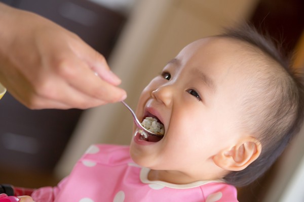 ▲▼小孩,吃飯。（示意圖／取自PAKUTASO）