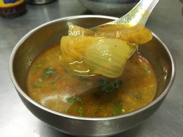 「魚湯」喝起來有魚鮮、咖哩香、洋蔥甜。（20元／碗）