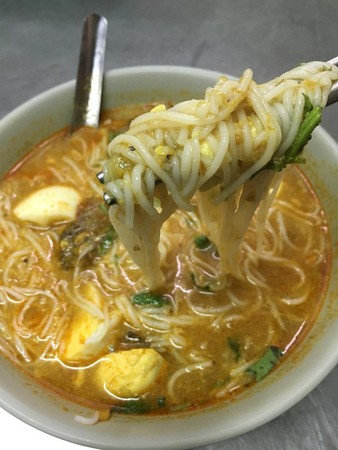 「魚湯麵」吃起來也有點像咖哩口味的台式米粉湯。