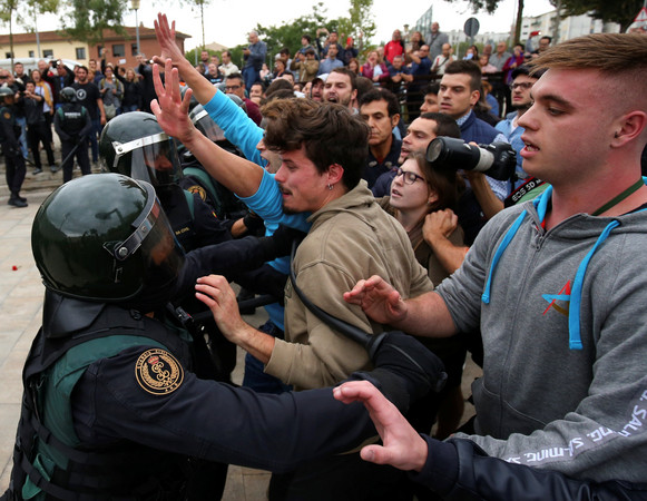 ▲▼ 加泰隆尼亞1日舉行獨立公投，西班牙當局派上千警力鎮壓。（圖／路透社）
