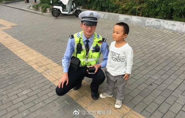 ▲▼中國2歲小男童堅持把1角紙鈔給警察。（圖／翻攝自北京青年報微博）