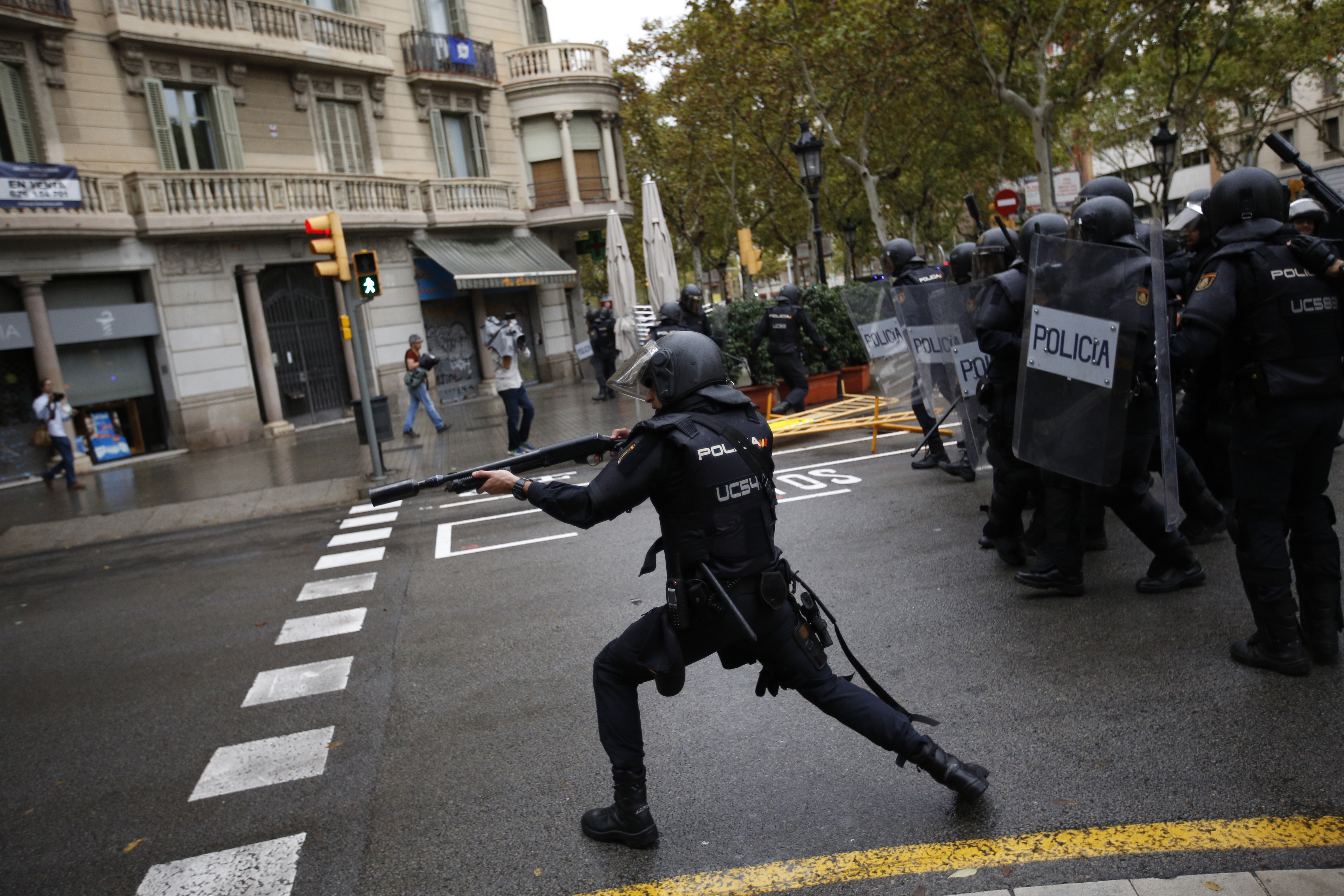▲▼西班牙警方發射橡膠子彈阻止加泰隆尼亞獨立公投。（圖／美聯社）