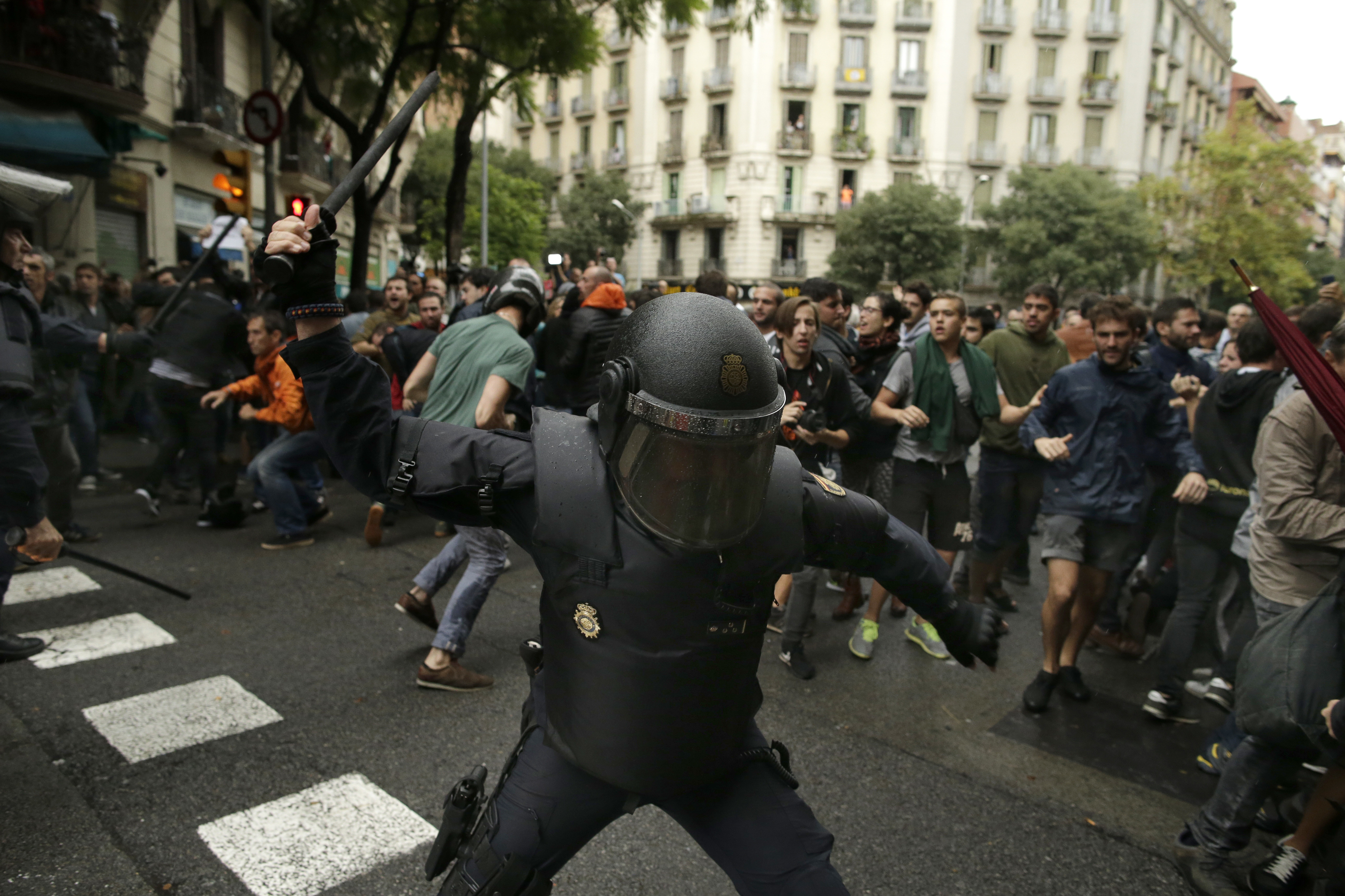 ▲▼西班牙警方與加泰隆尼亞獨立公投民眾發生衝突。（圖／美聯社）