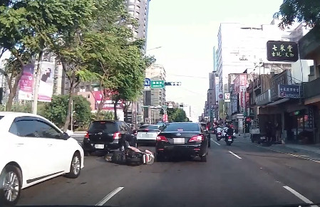 ▲▼鑽縫失敗差點爆頭！三寶騎士慘摔滑行…連撞3輛轎車。（圖／翻攝自爆料公社）