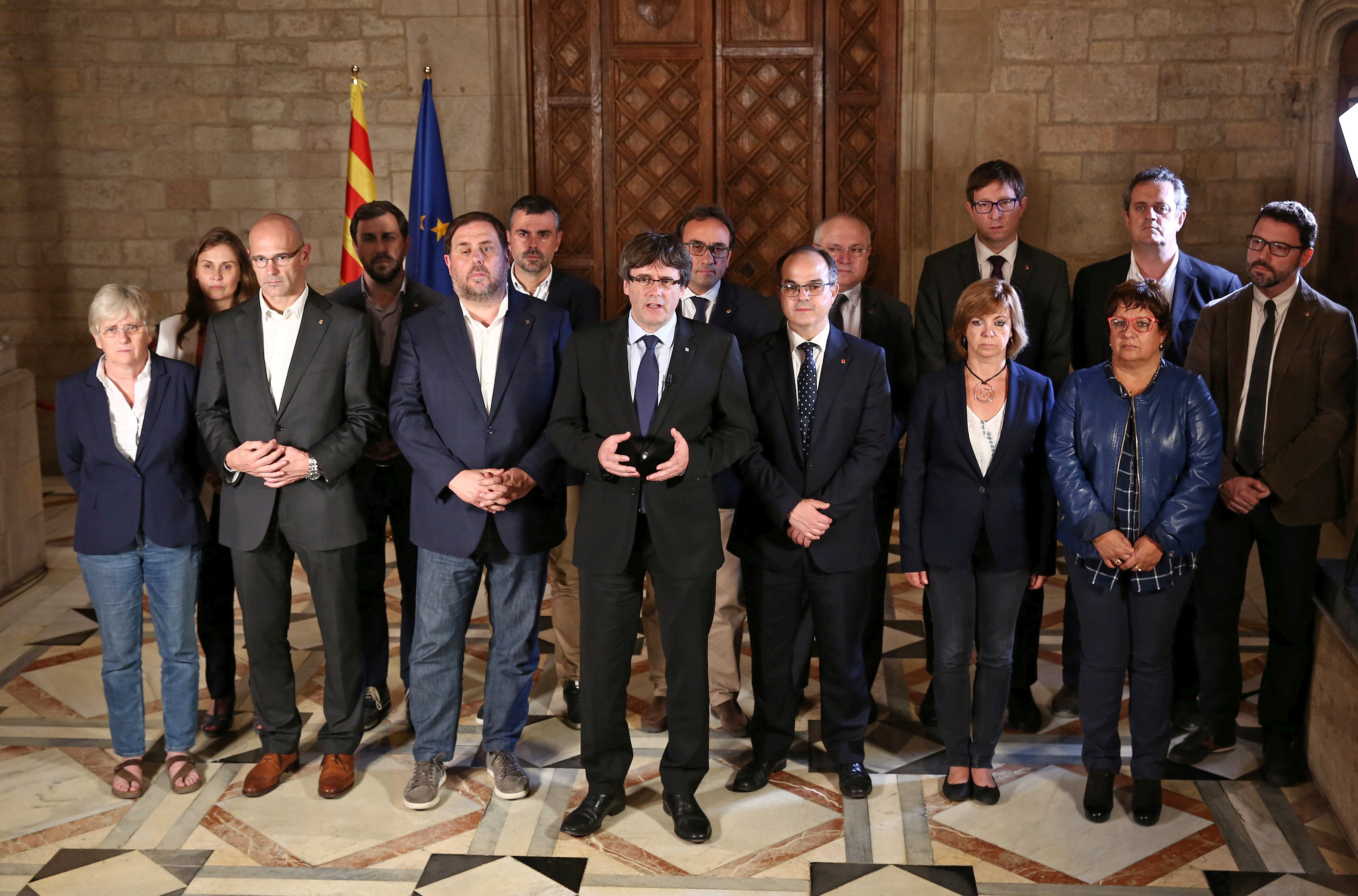 加泰隆尼亞自治區主席普伊格蒙特（Carles Puigdemont，中）宣布，他們已取得成為獨立國家的權利。（圖／路透社）