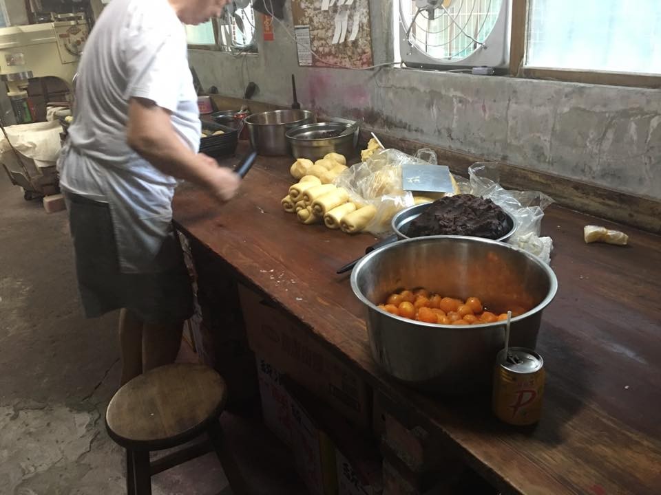 每逢中秋節前，台中市梧棲區的「三美珍餅行」會推出「菠蘿酥皮蛋黃酥」。（圖／翻攝「三美珍餅行」臉書）