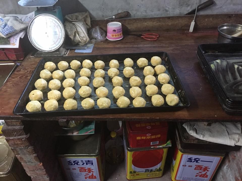 每逢中秋節前，台中市梧棲區的「三美珍餅行」會推出「菠蘿酥皮蛋黃酥」。（圖／翻攝「三美珍餅行」臉書）