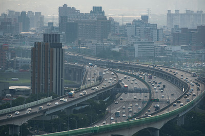 端午連假國道0至5時暫停收費　分流上路好行不塞車
