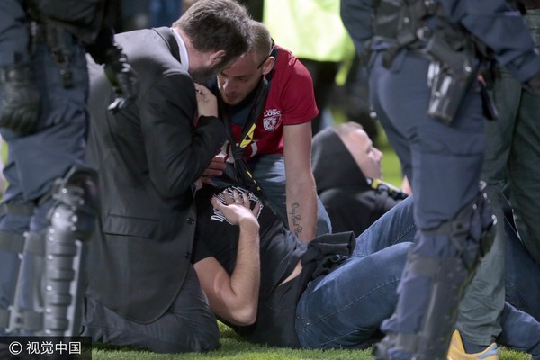 ▲ 醫護人員第一時間趕到協助救護摔下看台的球迷  。（圖／視覺中國CFP）