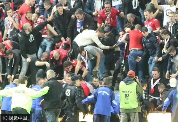 ▲ 球迷集體摔下看台，場面一度陷入混亂。（圖／視覺中國CFP）
