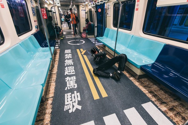 ▲▼ 泳池列車後…板南線變「賽車道」！網笑跟風：摔倒告捷運啦。（圖／翻攝Red Bull Events臉書）