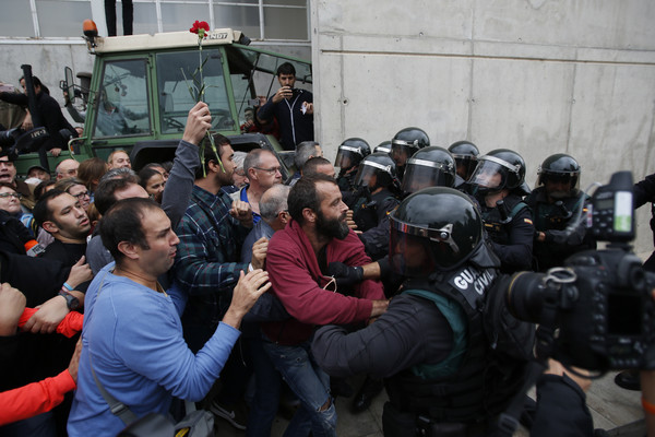 ▲▼西班牙警方與加泰隆尼亞獨立公投民眾發生衝突。（圖／達志影像／美聯社）