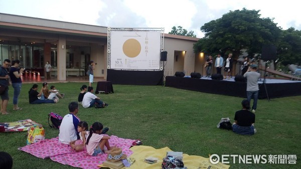 台東縣政府舉辦台東美術館建館10週年館慶活動，包括「藝術市集」與「草地音樂會」，同時舉行「拾穗‧拾歲」特展開幕典禮。（圖／台東縣政府提供）