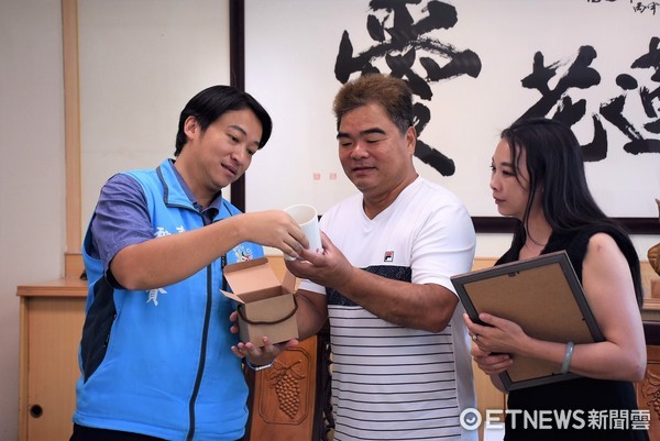 花蓮七海灣海景餐廳捐贈100盒月餅，透過花蓮市公所公益平台轉贈弱勢單位，市長魏嘉賢回贈感謝狀表揚。（圖／花蓮市公所提供）