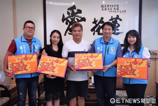 花蓮七海灣海景餐廳捐贈100盒月餅，透過花蓮市公所公益平台轉贈弱勢單位，市長魏嘉賢回贈感謝狀表揚。（圖／花蓮市公所提供）