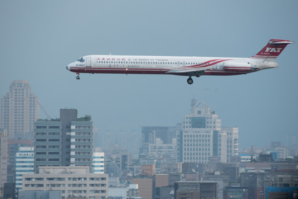 ▲▼遠東航空,遠航,B-28021,麥道MD-82降落松山機場。（圖／記者季相儒攝）