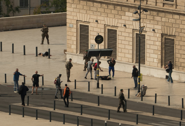 ▲▼法國第二大城馬賽（Marseille）傳出恐怖攻擊事件，一名30多歲的男子在火車站持刀行兇，造成兩人死亡，也被安全人員當場擊斃。馬賽市長高丹（Jean-Claude Gaudin）表示，這可能是恐怖攻擊，因為該嫌似乎有不同身分。（圖／路透）