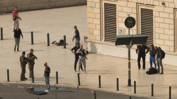 ▲▼法國第二大城馬賽（Marseille）傳出恐怖攻擊事件，一名30多歲的男子在火車站持刀行兇，造成兩人死亡，也被安全人員當場擊斃。馬賽市長高丹（Jean-Claude Gaudin）表示，這可能是恐怖攻擊，因為該嫌似乎有不同身分。（圖／路透）