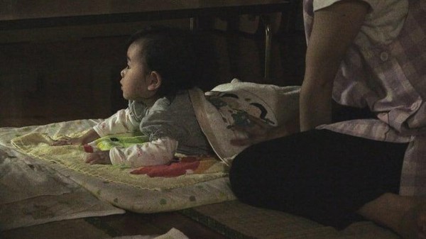 日本在1981年開放夜間托兒制度，目前全國共有82所夜間保育園。但一般大眾對於夜間托兒，仍抱持著家長從事特種行業或單親媽媽的偏見，使得制度難以有效被利用。（翻攝自電影《夜間もやってる保育園》臉書）