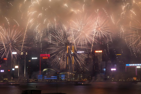 香港維多利亞港為中國國慶所施放的煙火。（圖／CFP）