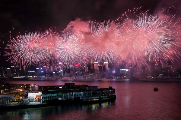香港維多利亞港為中國國慶所施放的煙火。（圖／CFP）