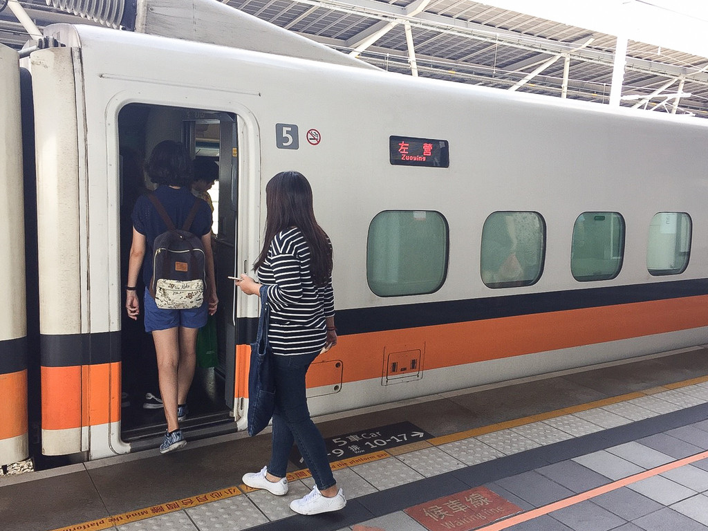 搭高鐵商務艙要衛生紙！邱薇而傻了「像欠列車員300萬」網吵翻