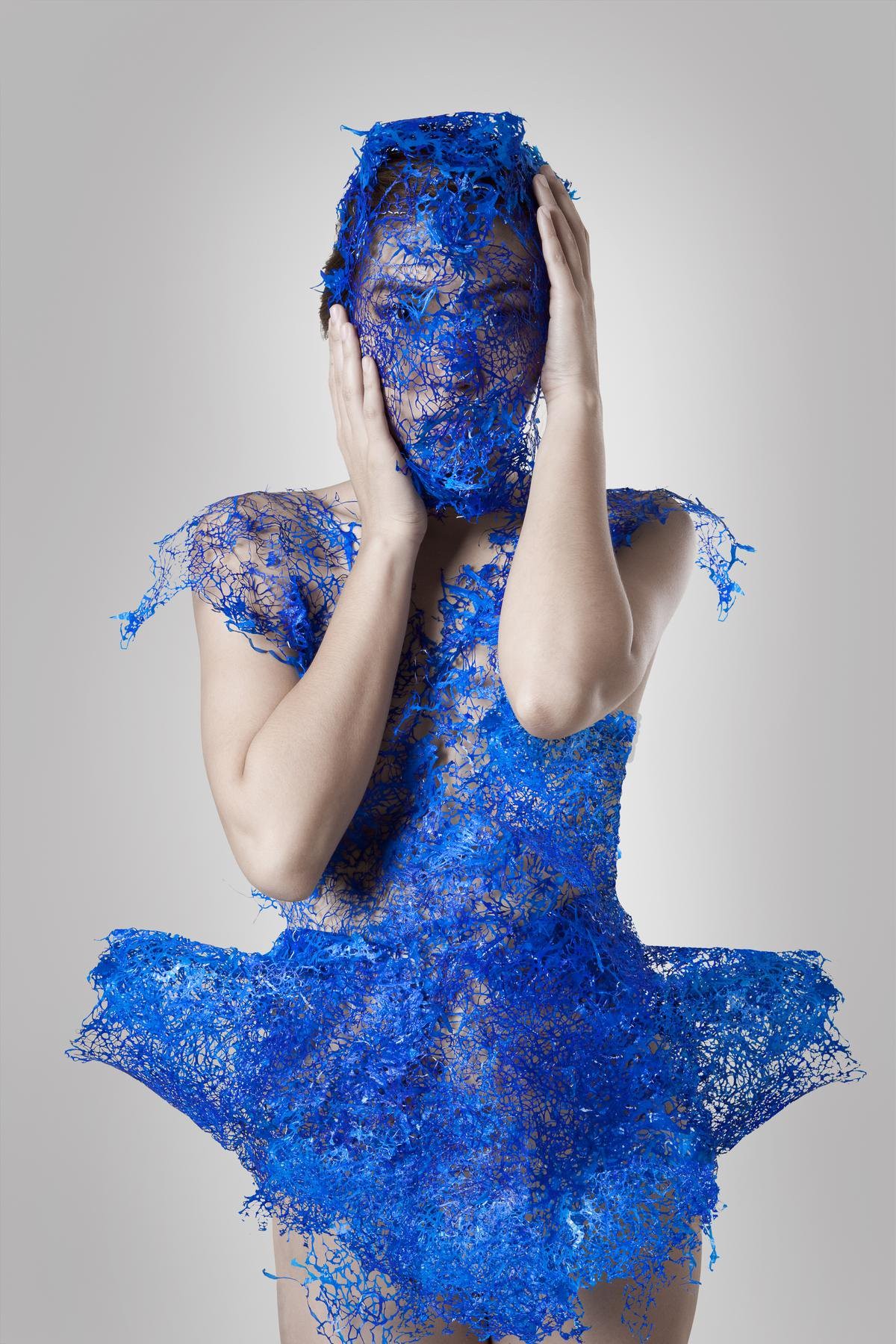 這是索蘭諾第一件嘗試設計的時裝作品，塑膠袋熔成的細蕾絲洋裝。（Francis Sollano提供） 